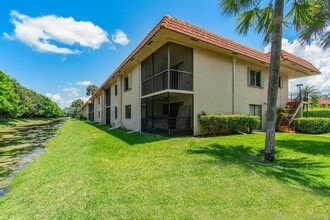 341 Lakeview Dr in Weston, FL - Building Photo - Building Photo