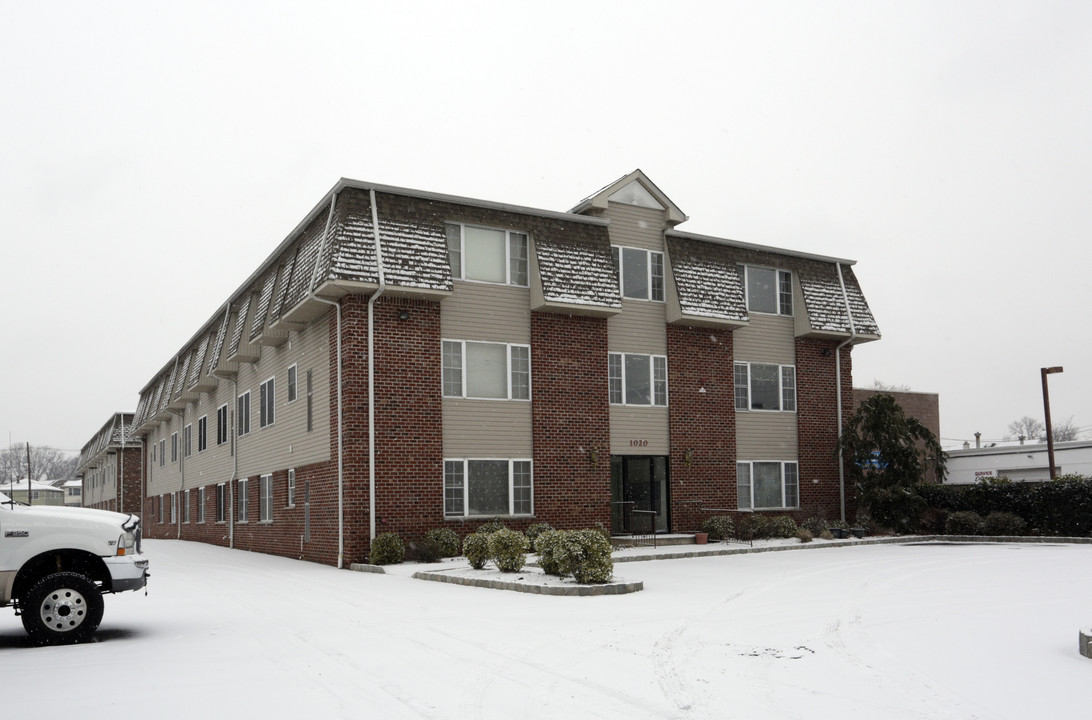 1020 W Elizabeth Ave in Linden, NJ - Building Photo