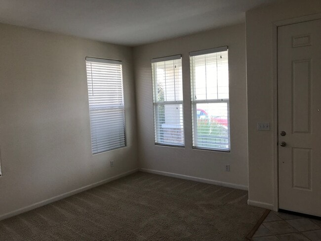 10136 Swann Way in Elk Grove, CA - Building Photo - Building Photo