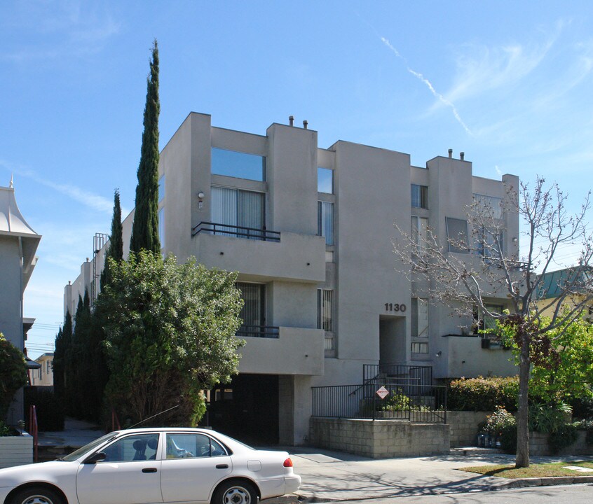 1130 Rexford Dr in Los Angeles, CA - Building Photo