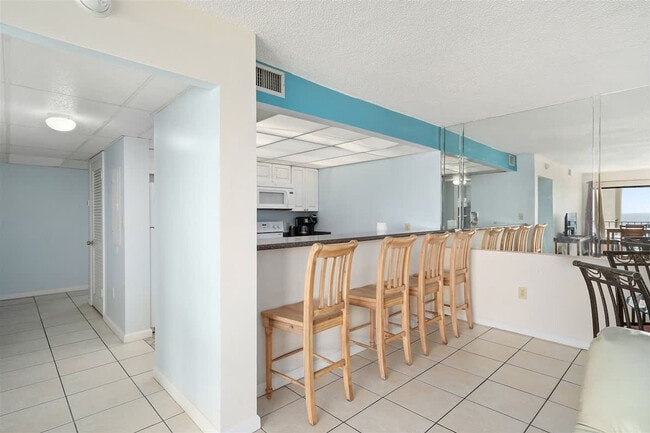 8815 Thomas Dr in Panama City Beach, FL - Building Photo - Building Photo