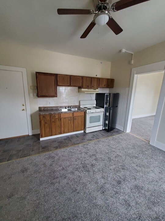19 E State St in Hartford, WI - Building Photo