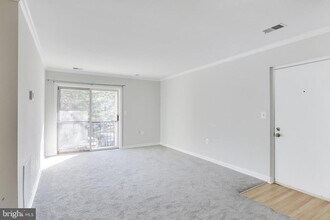 8205 Whispering Oaks Way in Gaithersburg, MD - Building Photo - Building Photo