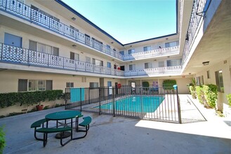 7005-7009 Coldwater Canyon Apartments in North Hollywood, CA - Building Photo - Building Photo