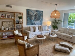 210 Seaview Dr in Key Biscayne, FL - Foto de edificio - Building Photo