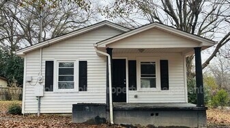 111 W Robinson St in Dallas, NC - Building Photo