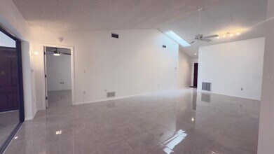 4765 Oak Forest Dr W in Sarasota, FL - Building Photo - Building Photo