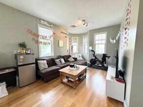 201 W 3rd St, Unit F in Boston, MA - Foto de edificio - Building Photo
