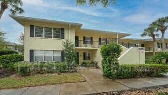 6999 W Country Club Dr N in Sarasota, FL - Building Photo