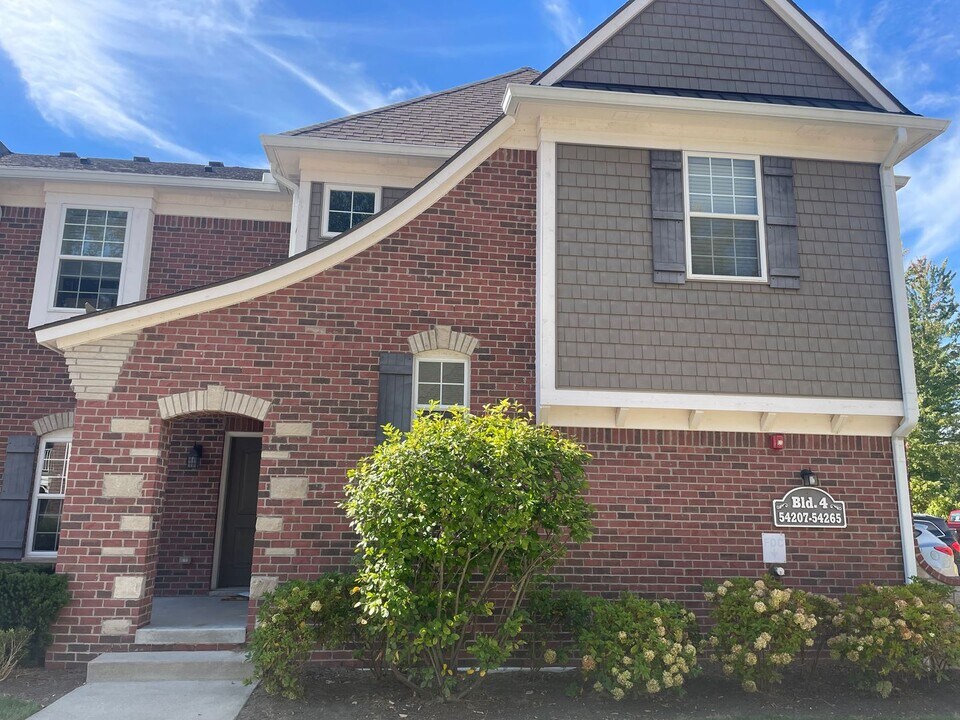 54253 Calusa Dr in Shelby Township, MI - Building Photo