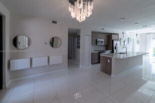 7805 NW 104th Ave in Doral, FL - Building Photo