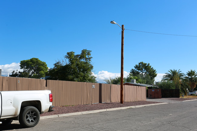 1632 N Louis Ln in Tucson, AZ - Foto de edificio - Building Photo