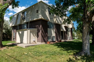 6215 Dover St in Arvada, CO - Foto de edificio - Building Photo