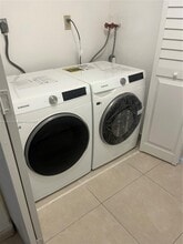 8290 Lake Dr, Unit 317 in Doral, FL - Building Photo - Building Photo
