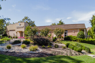 Parliaments in Annandale, VA - Foto de edificio - Building Photo