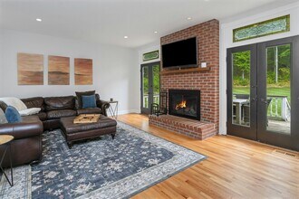 105 Honeysuckle Hill Ln in Easton, CT - Building Photo - Building Photo