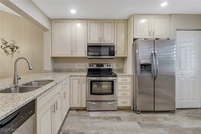3002 Sandpiper Bay Cir in Naples, FL - Building Photo - Building Photo