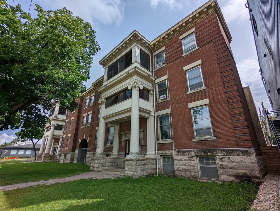 Moxam Court Apartments in Winnipeg, MB - Building Photo