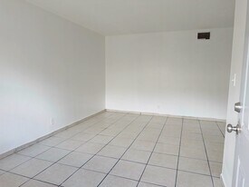 6151 Eaton St, Unit 13 in Hollywood, FL - Building Photo