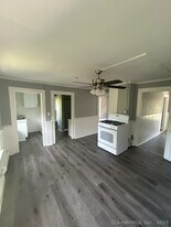 112 High St in Vernon, CT - Building Photo