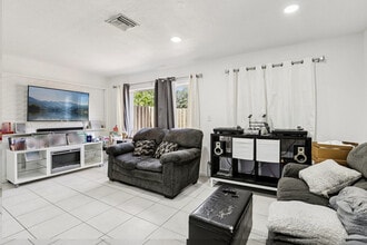 5843 Woodlands Blvd in Tamarac, FL - Building Photo - Building Photo