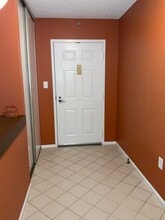 15101 Interlachen Dr in Silver Spring, MD - Foto de edificio - Building Photo