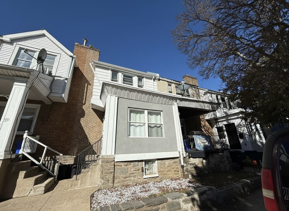 51 E Montana St in Philadelphia, PA - Building Photo