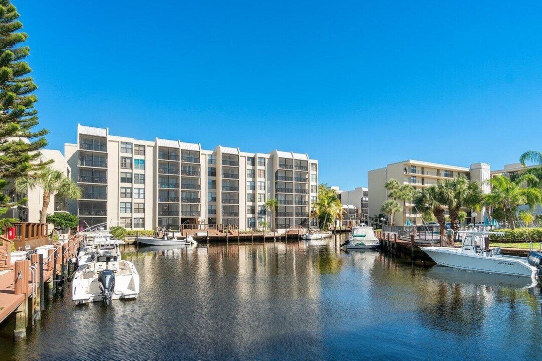 9 Royal Palm Way in Boca Raton, FL - Building Photo