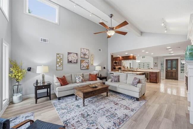 4600 Huisache St in Bellaire, TX - Building Photo - Building Photo