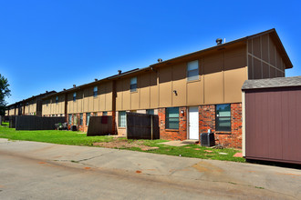 High Meadows Townhomes in Norman, OK - Building Photo - Building Photo