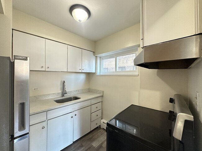 1400 Chicago Ave, Unit 802 in Evanston, IL - Building Photo - Building Photo