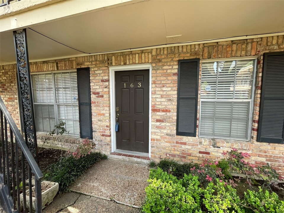 3224 Timmons Ln in Houston, TX - Building Photo
