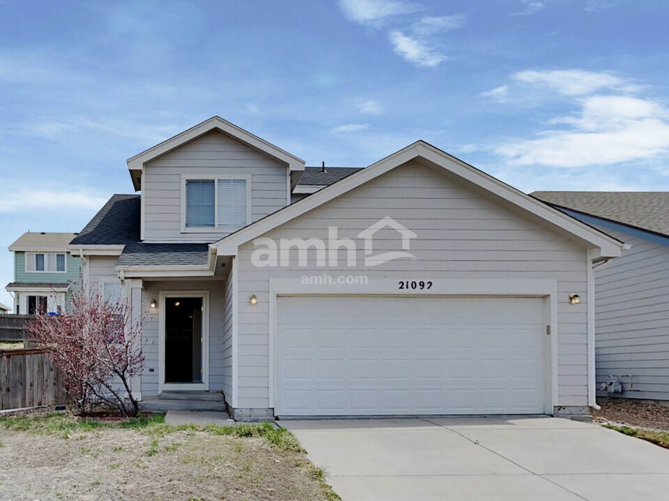 21092 E 40th Pl in Denver, CO - Building Photo