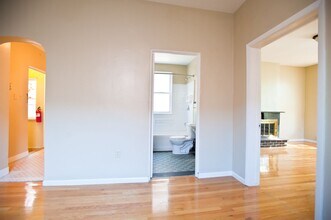 $1040-1 BD/1BA w Heat near Brady*** HALF O in Milwaukee, WI - Foto de edificio - Building Photo