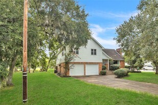 108 Woodland Rd in Lake Jackson, TX - Building Photo