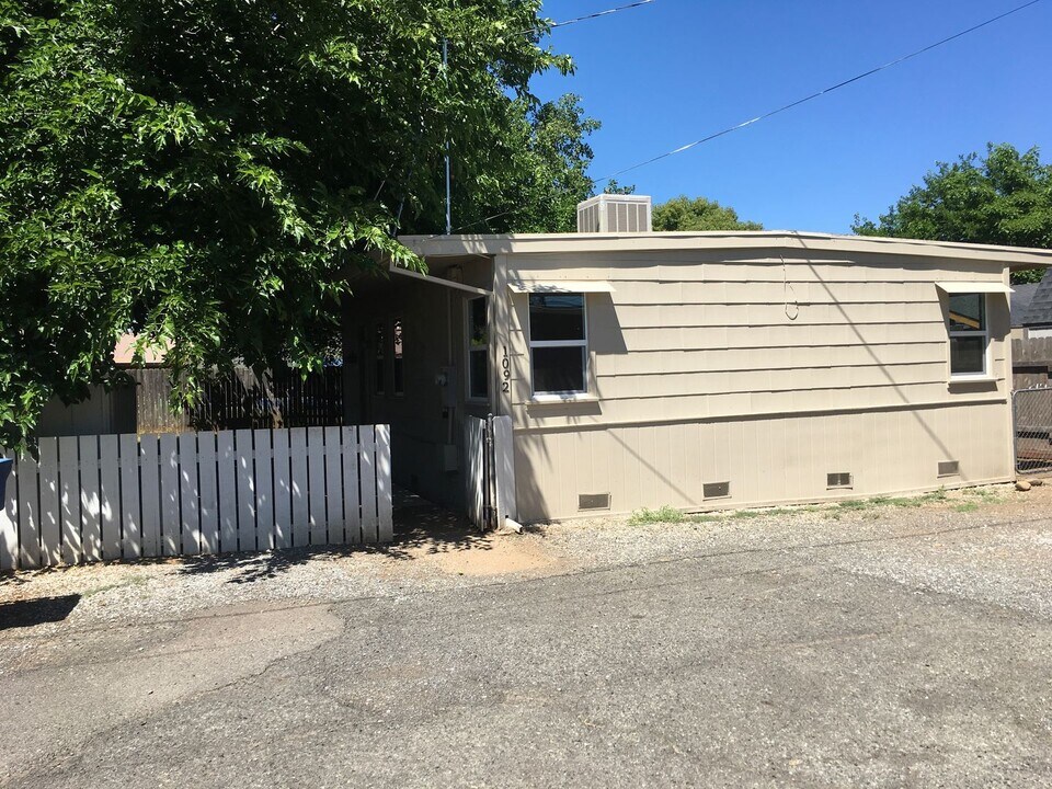 1092 Hawthorne Ave in Redding, CA - Building Photo