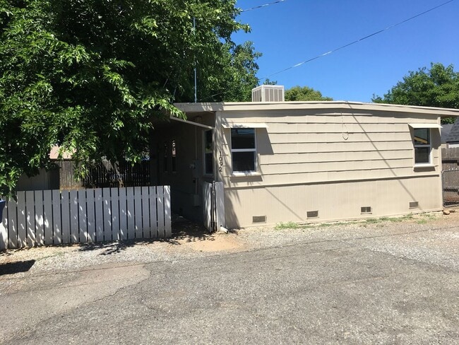 property at 1092 Hawthorne Ave