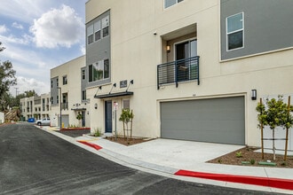River Gate Townhomes in Montebello, CA - Foto de edificio - Building Photo