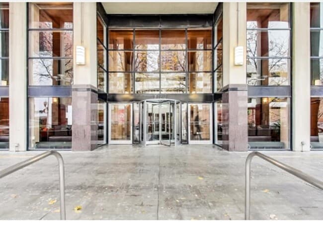 1122 N Clark St, Unit 1403 in Chicago, IL - Building Photo - Building Photo