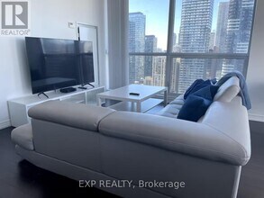 386 Yonge St in Toronto, ON - Building Photo - Building Photo