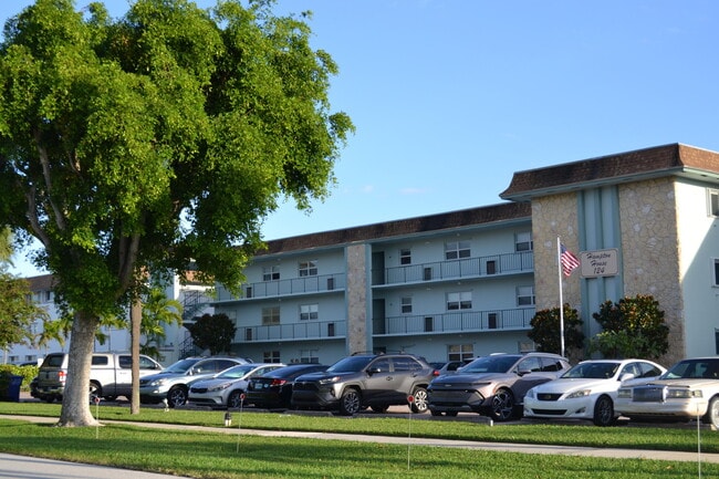 124 Shore Ct in North Palm Beach, FL - Building Photo - Building Photo