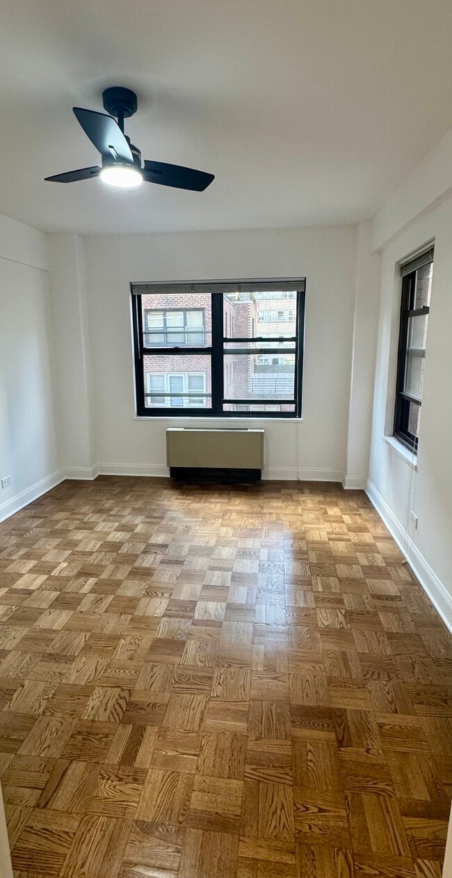 140 E 56th St, Unit 12M in New York, NY - Building Photo - Building Photo