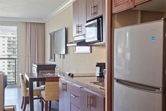 19201 Collins Ave, Unit 1034 in Sunny Isles Beach, FL - Building Photo - Building Photo