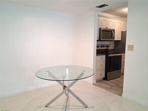 108 Santa Clara Dr, Unit 11 in Naples, FL - Foto de edificio - Building Photo