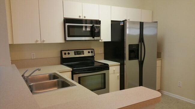 4117 Bellasol Cir in Ft. Myers, FL - Building Photo - Building Photo