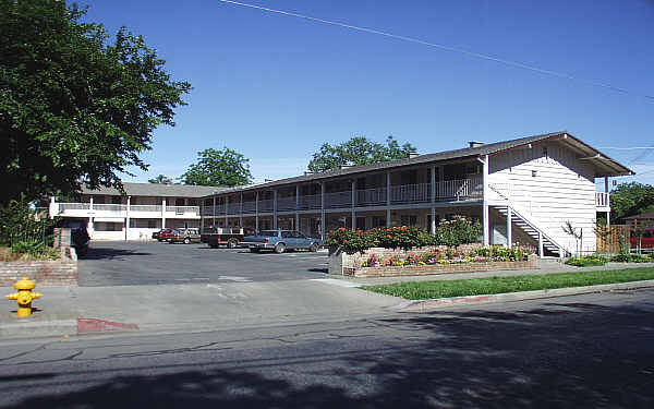 College Manor in Woodland, CA - Building Photo - Building Photo