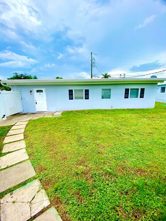 4344 Mars Ave in West Palm Beach, FL - Building Photo