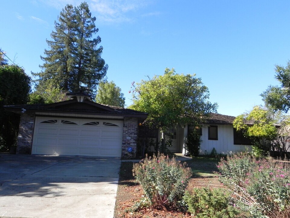1084 Golden Way in Los Altos, CA - Building Photo