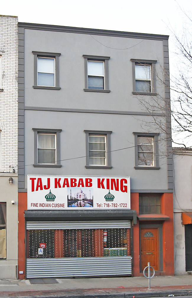 568 Grand St in Brooklyn, NY - Building Photo - Primary Photo