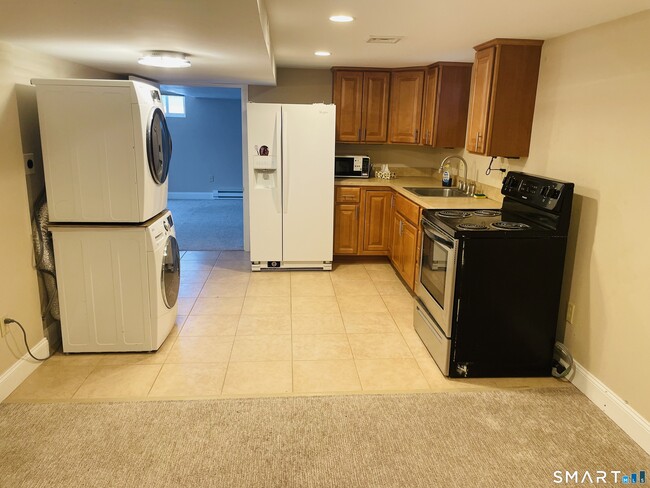 128 Forest Dr in Wethersfield, CT - Foto de edificio - Building Photo